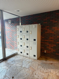 【その他共用部分】 | 共用エントランスには宅配BOXがあるので荷物の受け取りもスムーズに♪再配達を依頼する手間が省けます☆