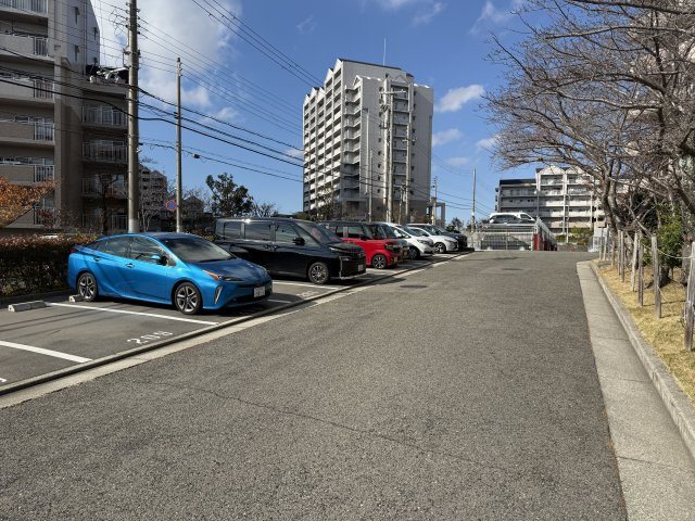 ネクステージ西神中央C棟の駐車場
