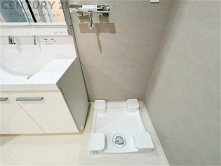 洗濯物の仕分け作業がしやすく、整理整頓が容易になります。洗濯音や湿気を他の部屋に持ち込まず、生活環境を快適に保ちます。上部を活用すれば収納スペースを確保でき洗剤や洗濯用品の整理もしやすくなります。
