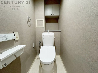 温水洗浄便座付トイレは温水洗浄機能により、暖かい水でおしりを洗浄することができ、冷たい水を使う従来の便座に比べ、温水洗浄機能で暖かいトイレを提供し、快適な使用を可能にします。