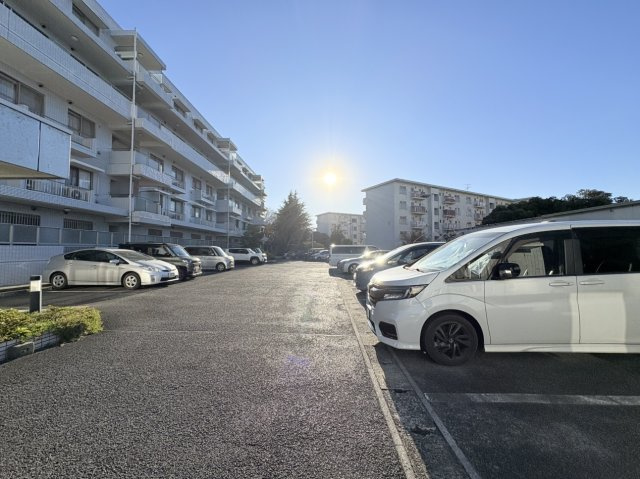 リスティーナくぬぎ山の駐車場|駐車場7,000円/月（空き状況要確認）