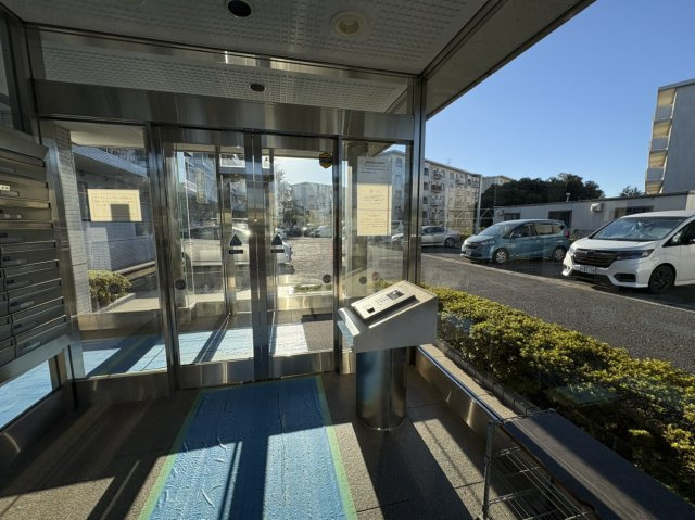 リスティーナくぬぎ山のエントランス|エントランス