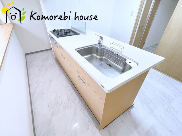 さいたま市大宮区堀の内町3丁目　中古一戸建てのキッチン|同時調理がしやすい3口コンロにグリルも搭載。大きな鍋もしっかり置ける広めのシンクで作業がしやすく、毎日の料理がより快適になるキッチンです。