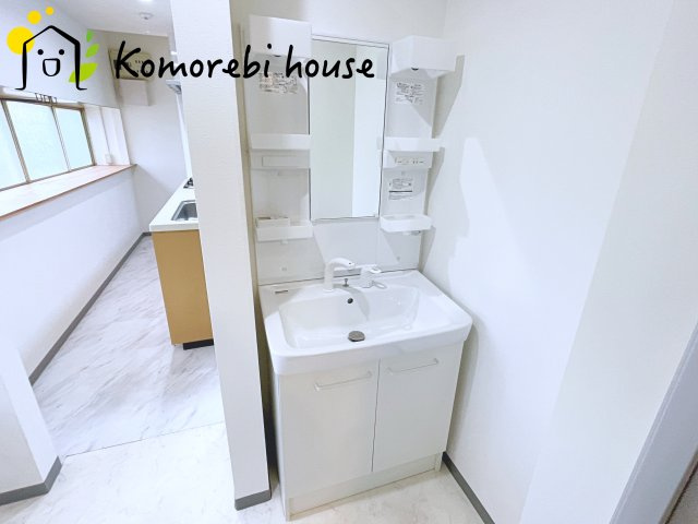 さいたま市大宮区堀の内町3丁目　中古一戸建ての独立洗面台|白を基調とした清潔感のある洗面台。シンプルで上品なデザインが空間に明るさをプラスします。