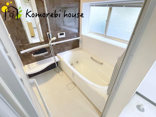 さいたま市大宮区堀の内町3丁目　中古一戸建ての浴室|浴室に窓があるので換気がしやすく、湿気を逃がせてカビ対策にも◎。防犯面が気になる場合は、面格子の追加も可能です。