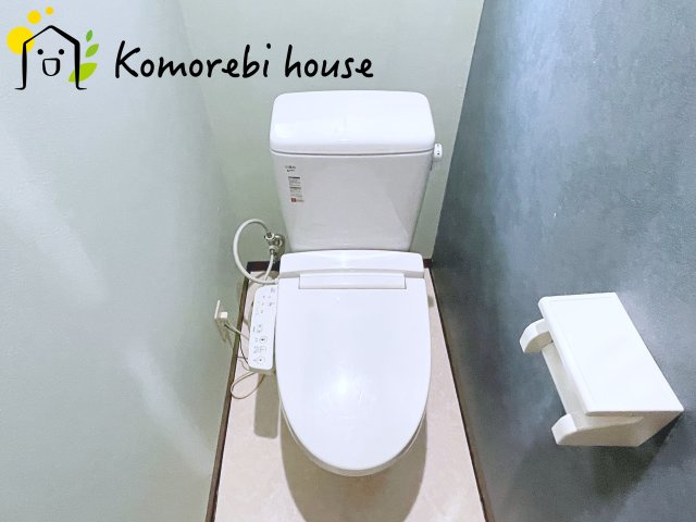 さいたま市大宮区堀の内町3丁目　中古一戸建てのトイレ|温水洗浄機能（ウォシュレット）標準装備で、毎日のトイレ時間がより快適に。やさしい温水洗浄で清潔を保てるだけでなく、冬場のヒヤッと感を軽減する暖房便座も嬉しいポイント。