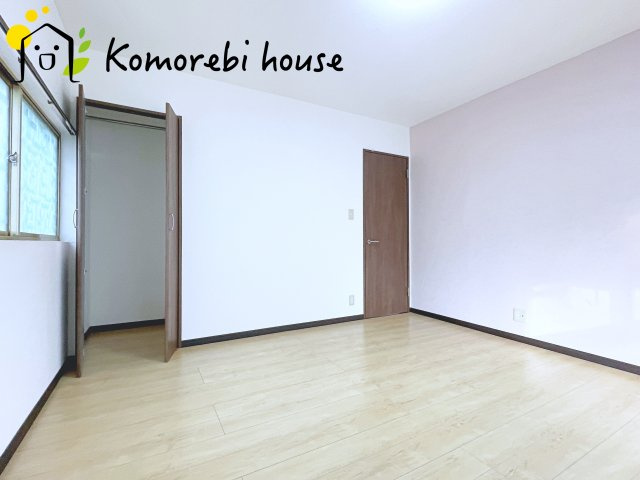 さいたま市大宮区堀の内町3丁目　中古一戸建ての寝室|一日の疲れをゆっくり癒せる主寝室は、ベッドを置いてもゆとりある広さが魅力。収納完備で衣類もスッキリ収まり、静かで落ち着いた空間が快適な眠りをサポートします。