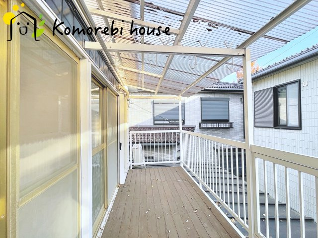さいたま市大宮区堀の内町3丁目　中古一戸建てのバルコニー|南向きのバルコニーは一日を通して陽当たりがよく、洗濯物もふっくら乾きます。家族の生活リズムに寄り添う、明るく使いやすいスペースです。