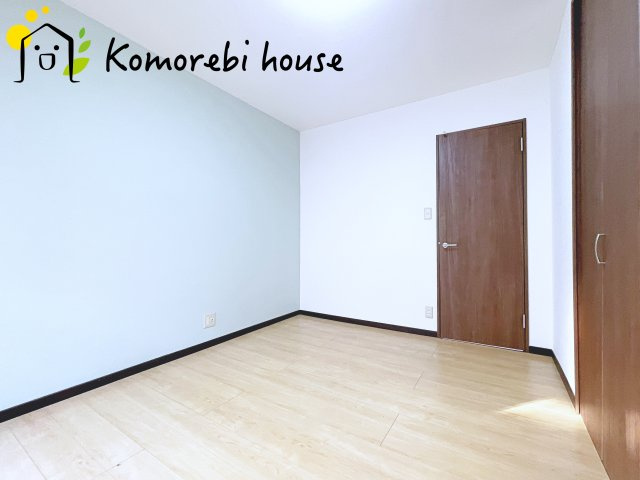 さいたま市大宮区堀の内町3丁目　中古一戸建ての子供部屋|リビングでは散らかりがちな玩具も、この部屋ならパッと片づけられる収納動線。遊びと生活をうまく切り替えられる子どもに優しい一室です。