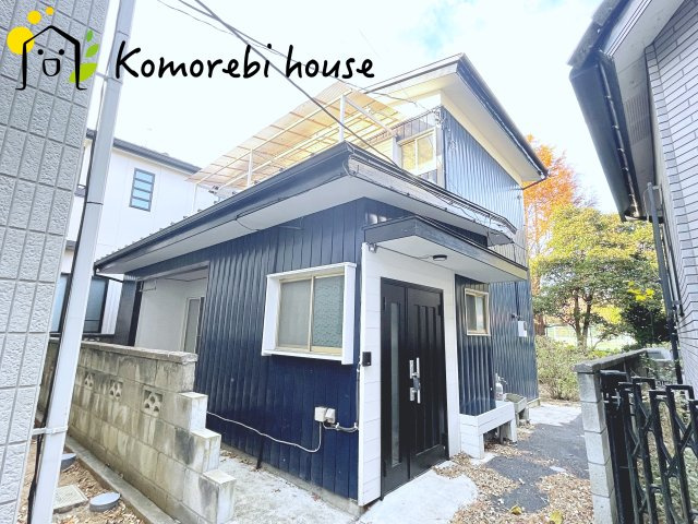 さいたま市大宮区堀の内町3丁目　中古一戸建ての外観|モノトーンの外観は、洗練されたデザインと落ち着きのある雰囲気を両立。シンプルだからこそ、日々の暮らしの中で光や影が美しく映え、住む人の心に安らぎをもたらします。
