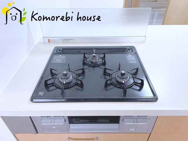 さいたま市大宮区堀の内町3丁目　中古一戸建てのキッチン|同時調理が叶う3口コンロと便利なグリル付き。忙しい朝のお弁当作りも、夕食の複数メニューもスムーズにこなせる頼れる設備です。