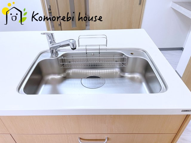 さいたま市大宮区堀の内町3丁目　中古一戸建てのキッチン|浄水器一体型で、いつでも美味しいお水がそのまま使えるキッチンシンク。料理やコーヒーづくり、炊飯にも安心して利用でき、毎日の食卓が少し豊かに。