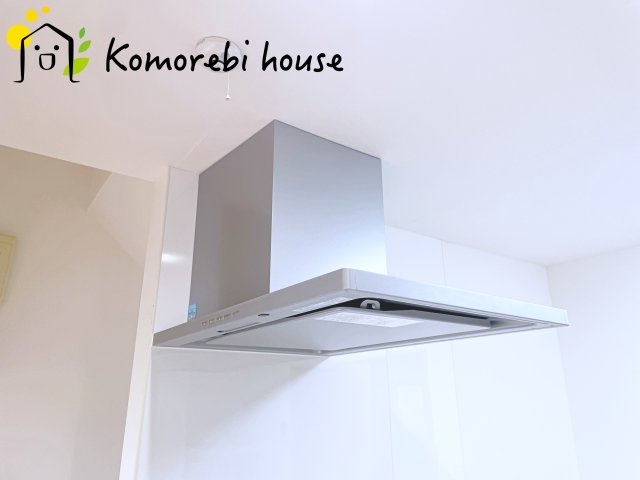 さいたま市大宮区堀の内町3丁目　中古一戸建てのキッチン|吸引力の高いレンジフードが煙や匂いを素早く排出。揚げ物や炒め物も気兼ねなくでき、リビングに匂いを残しません。