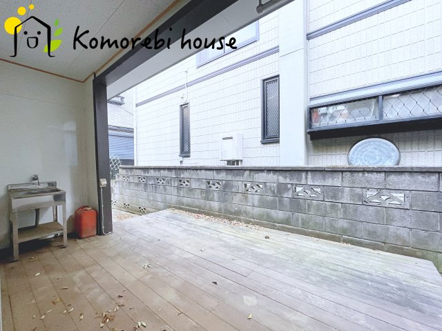 さいたま市大宮区堀の内町3丁目　中古一戸建てのその他|珍しいウッドデッキ付きのお庭になります。DIYなど趣味のお時間にも有効活用できます。