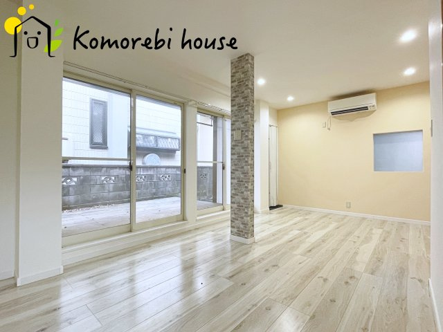 さいたま市大宮区堀の内町3丁目　中古一戸建ての居間・リビング|ウッドデッキ付きの広々リビング。フローリングもお洒落な感じです♪