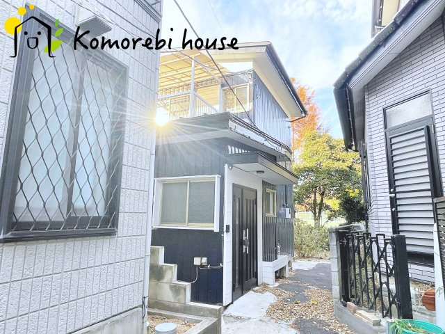 さいたま市大宮区堀の内町3丁目　中古一戸建ての外観|モノトーンの外観は、洗練されたデザインと落ち着きのある雰囲気を両立。シンプルだからこそ、日々の暮らしの中で光や影が美しく映え、住む人の心に安らぎをもたらします。