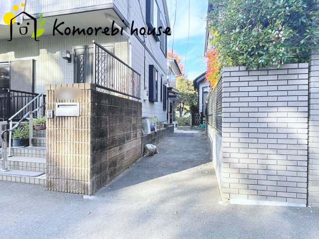 さいたま市大宮区堀の内町3丁目　中古一戸建ての駐車場|縦列の駐車スペースを確保しており、家族の車が増えても柔軟に対応できます。