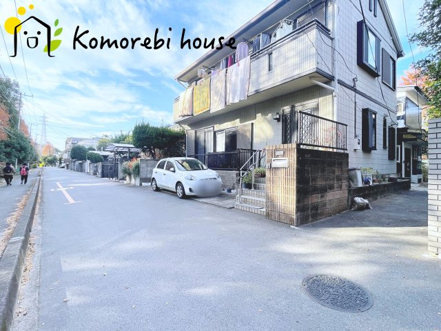 さいたま市大宮区堀の内町3丁目　中古一戸建ての前面道路含む現地写真|前面道路は決して広くないものの、交通量が少なく安心。落ち着いた住環境が、家族の日々の暮らしを支えます。