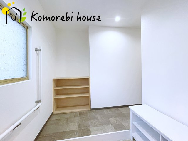 さいたま市大宮区堀の内町3丁目　中古一戸建ての玄関|明るく使いやすい玄関で、家族の生活をスムーズに。収納や導線も配慮された万能空間です。