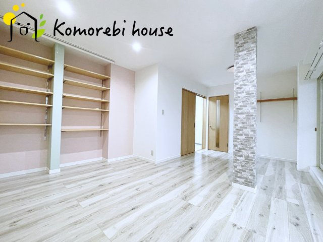 さいたま市大宮区堀の内町3丁目　中古一戸建ての居間・リビング|横長LDKは家具配置も自由で開放感あり。家族のライフスタイルに合わせた快適な暮らしを叶えます。