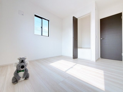 【洋室】 | 伊勢崎市今泉町　新築住宅 | さまざまにカスタマイズしていただけるシンプルなデザインの内装。ご自身で素敵な空間を創り上げられます。