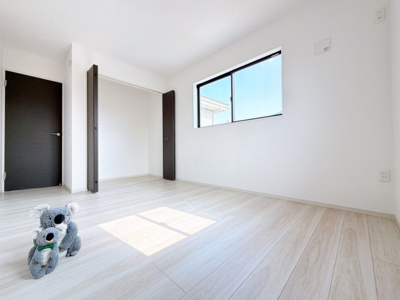 【洋室】 | 伊勢崎市今泉町　新築住宅 | 広さはお子様の勉強部屋にも適した広さ！
勉強机や本棚などの家具を置いてもフリースペースも確保することができます。