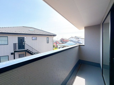 【バルコニー】 | 伊勢崎市今泉町　新築住宅 | 多くの陽光が降り注ぎ、室内に陽だまりを生み出してくれます。