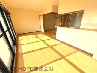 【居間・リビング】 | ソルディオ北武庫之荘 | バルコニーに広く開口したリビングです♪たいへん明るい室内です！！ぜひ現地でご確認ください！！