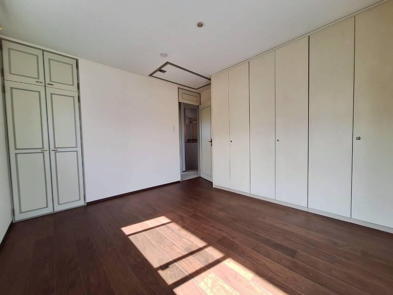 桂台西住宅の洋室