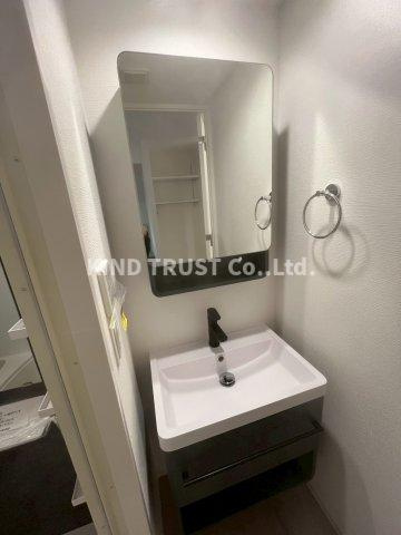 セレニテ東梅田アリエの洗面所|ゆったりとスペースのある洗面所