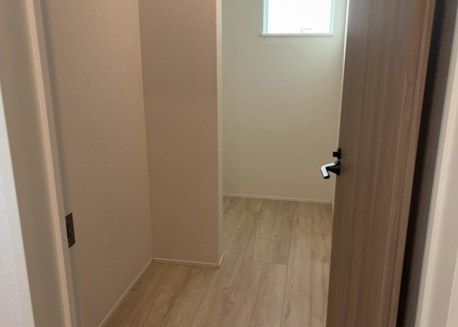 【収納】 | デザイン性を重視しすぎて収納が少なかった！なんてことにならないため、事前に現地で収納の数を確認しておくことをお勧めします。クローゼット以外にも床下収納や屋根裏収納、パントリーなどもチェックしましょう。