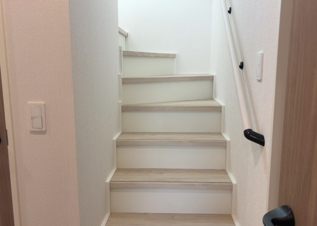 【内装】 | 建物の上下階の通路である階段は、その位置によって動線や室内の印象が大きく左右されます。手摺にも重要な役割があり、転倒の防止・歩行や動作を円滑にして日常生活を支えることを主な目的として設置されています。