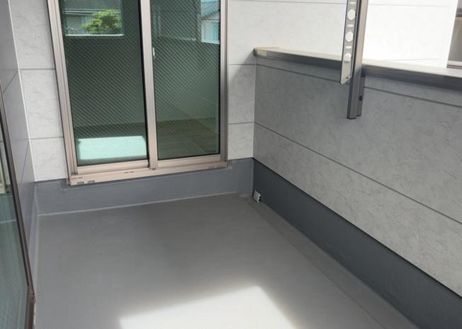 【バルコニー】 | バルコニーは、室外の専用スペースのうち、「屋根がなく開放された空間」であるものを指します。ベランダより広いタイプのものが多く、日当たりもよいため家庭菜園などを楽しみたい人にとって適した環境となります。