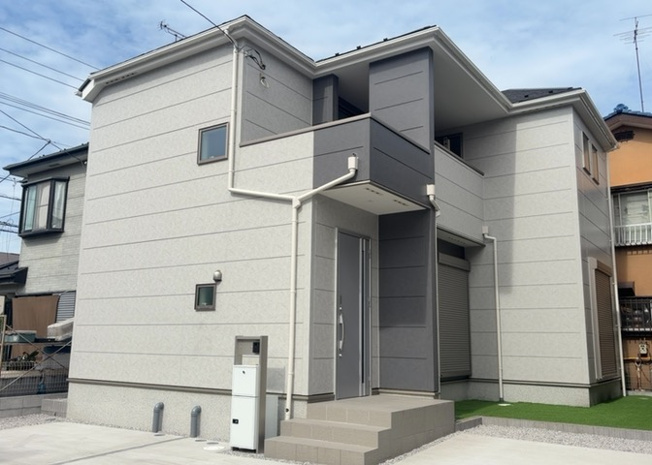 【外観】 | ついに完成致しました！現地をご見学に行く際は、道路の幅や周辺の交通量、施設などをご確認頂くことをおすすめします！物件の流れが早いため、内見をしたい方はお早めに当社営業までお問い合わせ頂きご予約下さい！