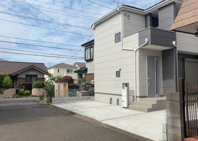 【前面道路含む現地写真】 | 住宅用の土地では前面道路に2m以上接していなければならないと法律で定められています。しかし、お持ちの車のサイズやライフスタイルなどにより、2mでは利便が悪い場合もございますので、事前に確認しましょう。