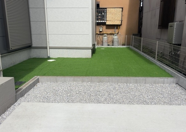 【庭】 | 庭があることでガーデニングや家庭菜園はもちろん、こどもの遊び場やペットを放して遊ぶことができます。また、家の周囲に余裕があるということです。隣地との間があれば、十分な日当たりと、風通しが確保できます。
