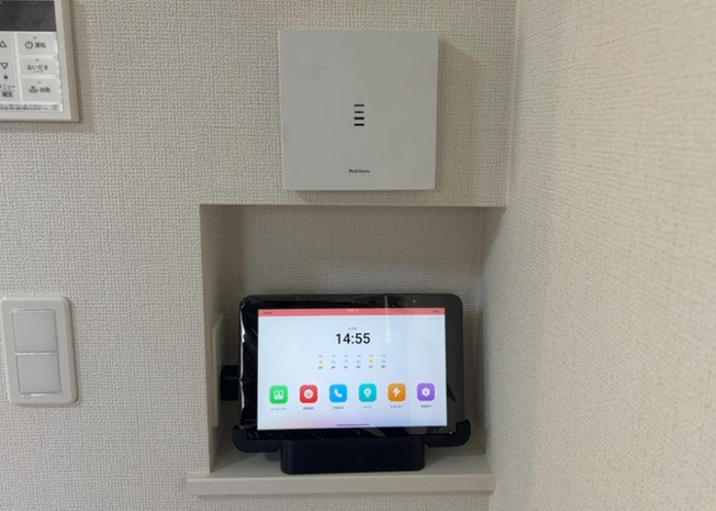 【セキュリティ】 | モニターで来訪者を確認して、目的が分からない場合はインターホンを通じて室内から会話することができます。怪しいと感じた場合はインターホン越しにお帰りいただくことができるので、直接会うことがなく安全です。
