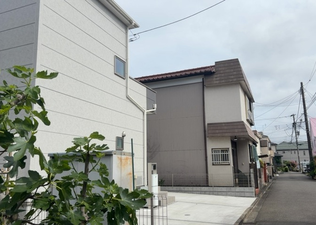 【前面道路含む現地写真】 | お持ちの車種によっては前面道路が広い方が便利でしょう。しかし、前面道路が広ければその分交通量が多くなるため、騒音などが気になる場合があります。実際に現地を見学し、周辺交通量や騒音などを確認しましょう！