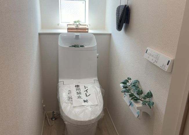 【トイレ】 | トイレは大きさや形、機能、抗菌性などが異なる多種多彩なタイプが各メーカーから出ています。それぞれに良さがあるため、事前にどういったタイプのトイレがいいのかをご家庭内で決めて、内見に行くといいでしょう。