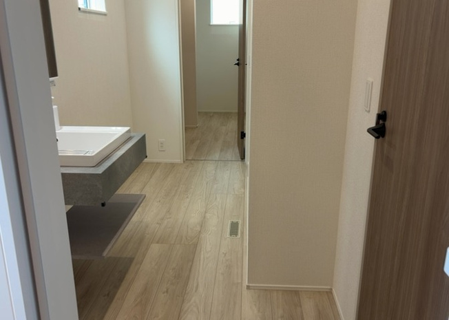 【脱衣所】 | 多くの戸建て住宅で見かける洗面脱衣所は、洗面台と洗濯機が2畳ほどのスペースに並べられていて、洗面所が脱衣所を兼ね備えている間取りが一般的です。お客様が利用することもある、パブリックな空間でもあります。