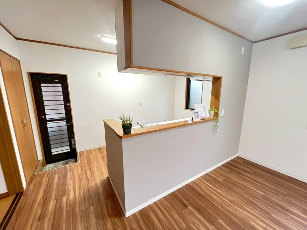 【No.7558】湖山町南1丁目/3LDK/P5台可/リフォーム済の居間・リビング|リビングを別の角度から撮影しました