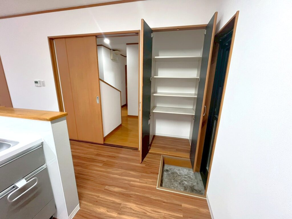 【No.7558】湖山町南1丁目/3LDK/P5台可/リフォーム済の収納|キッチン近くに収納棚がございます。