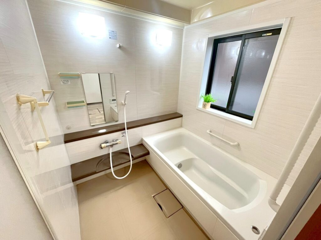 【No.7558】湖山町南1丁目/3LDK/P5台可/リフォーム済の浴室|手すりが設置されていますので転倒防止や安全性を高めてくれます。高齢者だけでなく、妊婦や小さなお子様の転倒防止、座る・立つなど移動の動作をサポートしてくれます。