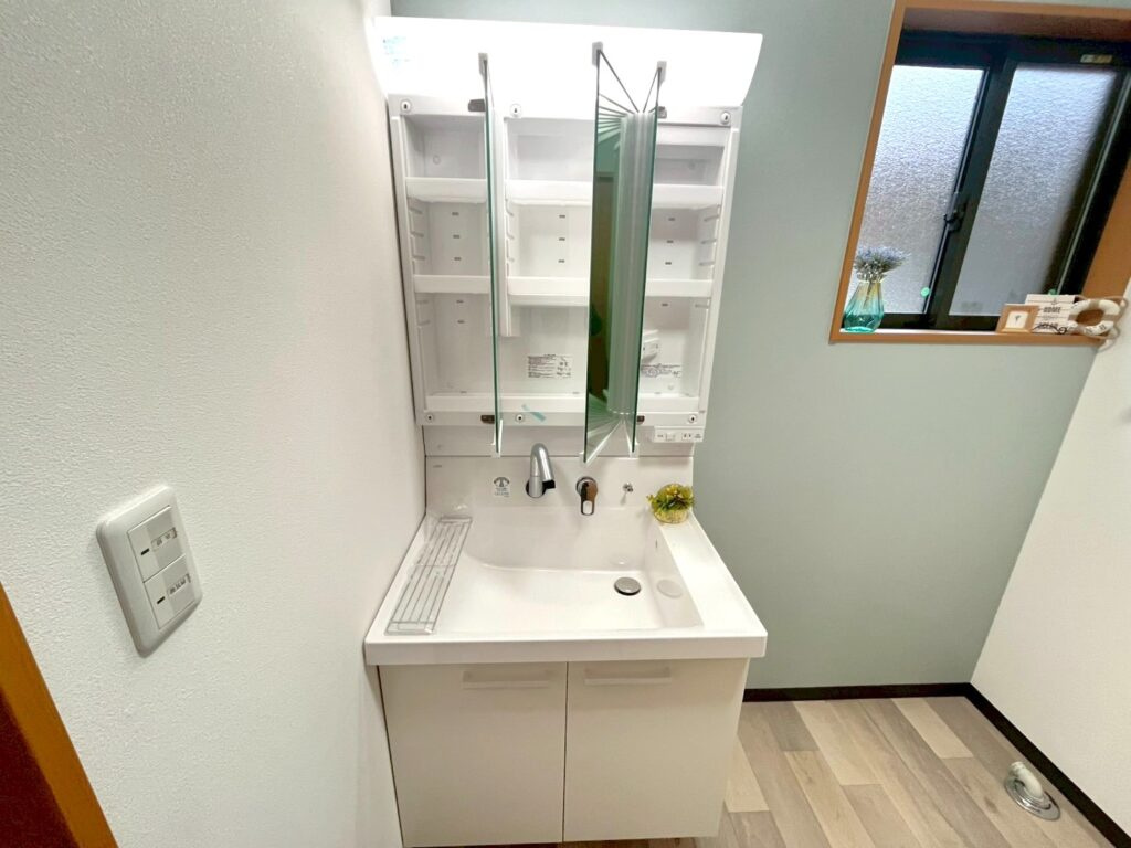 【No.7558】湖山町南1丁目/3LDK/P5台可/リフォーム済の洗面所|三面鏡です