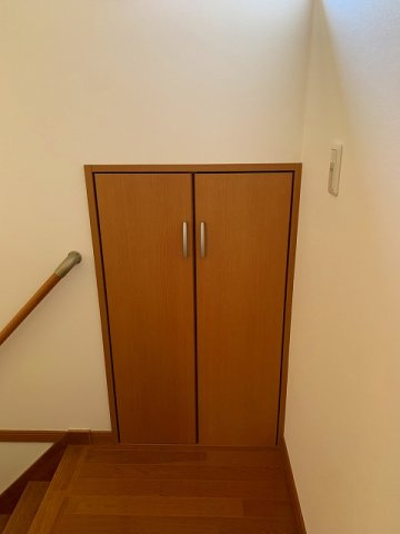 【No.7558】湖山町南1丁目/3LDK/P5台可/リフォーム済の収納|（小屋裏収納）階段をのぼりきったところには、小屋裏収納があります。このスペースを利用して季節ごとのアイテムを整理整頓することができます。