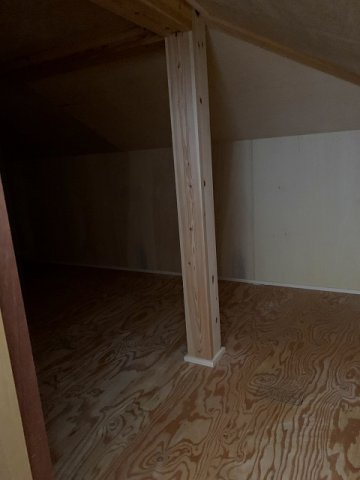 【No.7558】湖山町南1丁目/3LDK/P5台可/リフォーム済の収納|（小屋裏収納）階段をのぼりきったところには、小屋裏収納があります。このスペースを利用して季節ごとのアイテムを整理整頓することができます。