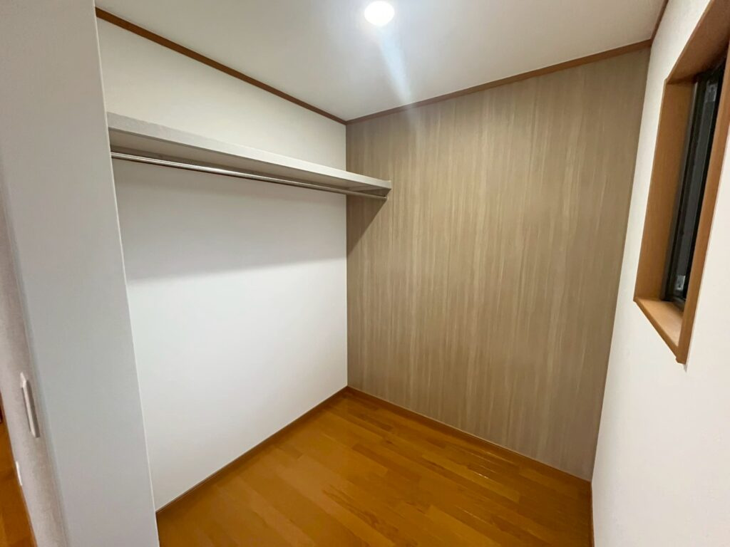 【No.7558】湖山町南1丁目/3LDK/P5台可/リフォーム済の収納|人が中に入って歩ける収納スペースが魅力のウォークインクローゼットです。