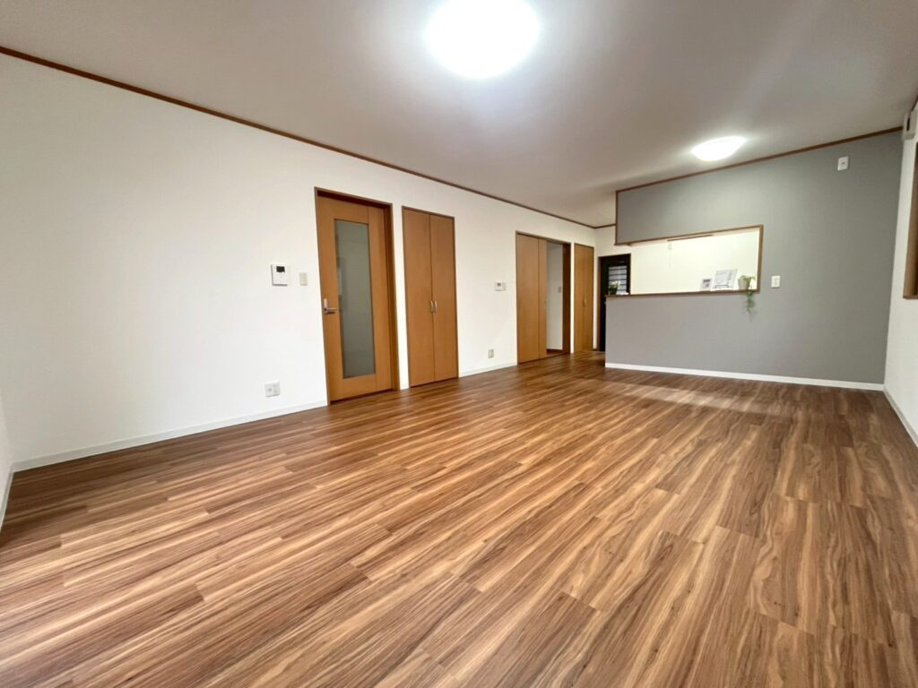 【No.7558】湖山町南1丁目/3LDK/P5台可/リフォーム済の居間・リビング|リビングを別の角度から撮影しました