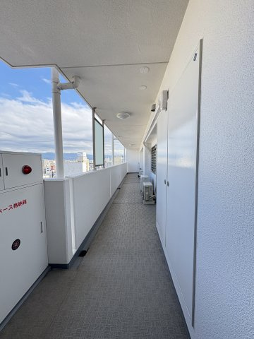 ファインスクエア沼津駅前　沼津市高島町のその他|玄関前は共用廊下となっています。