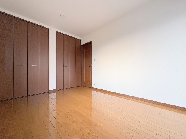 三郷市戸ケ崎5丁目　中古戸建の洋室|クローゼットが2ヶ所付いた洋室6帖